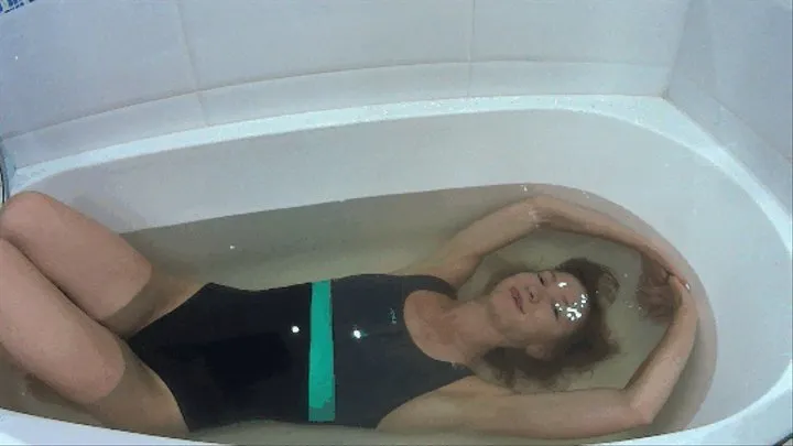 HOLD BREATH IN HOT BATHTUB AND SEXY BUBLES UNDERWATER 8 (in sexy sports swimsuit) (Bu)