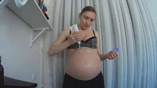 SPREAD LOTION ON PREGNANT BELLY (33 weeks)