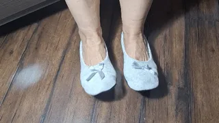 Deep toe wiggle in grey ballet flats 2