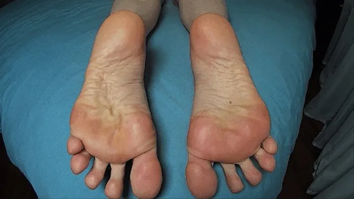 Big wrinkled soles close up (PFW)