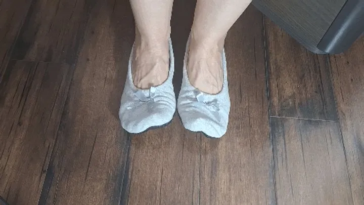 Deep toe wiggle in grey ballet flats V