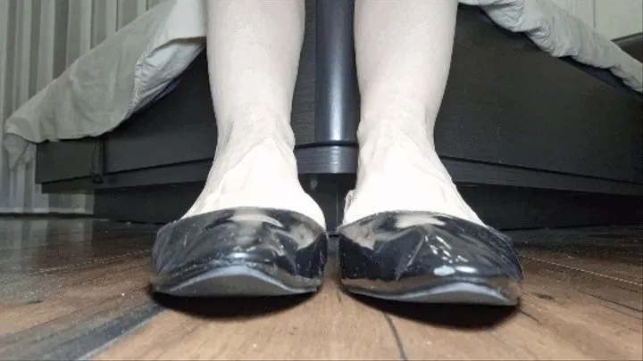 Toe wiggling in patent leather black ballet flats 7 TW