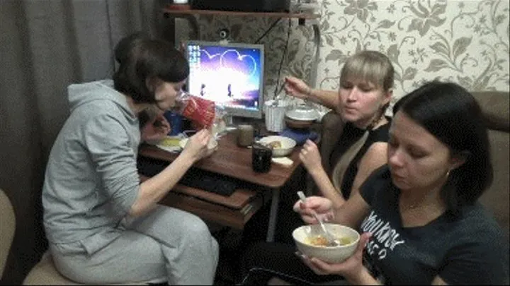 3 sexy ladys eating