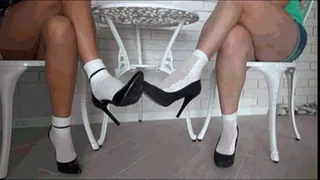 Toe Kissing in sexy pumps under table S