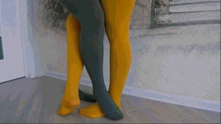 Crossing Legs in yellow and greene pantyhose L