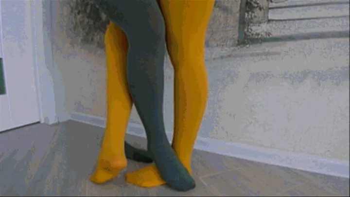 Crossing Legs in yellow and greene pantyhose P