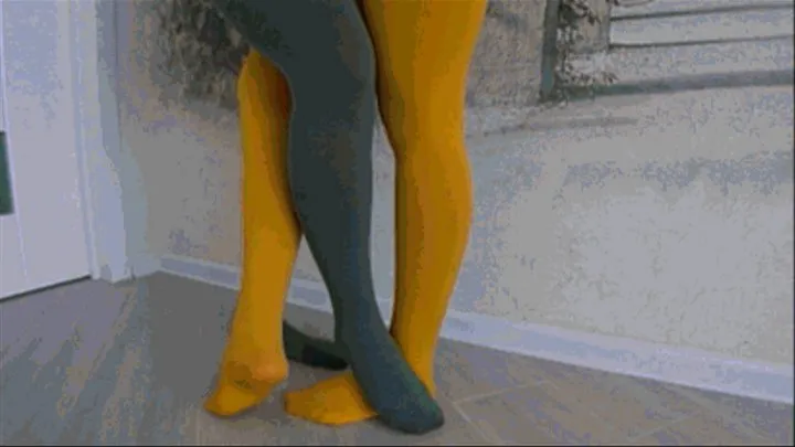 Crossing Legs in yellow and greene pantyhose CRF