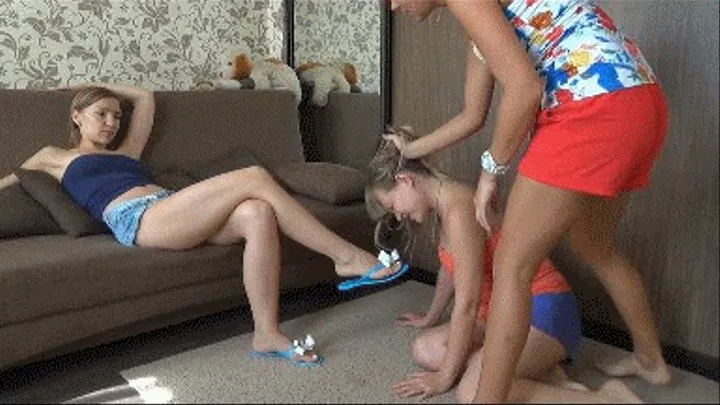 the slave to sniff her feet(FS)