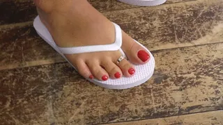 Hannah Shows You Her Sexy Toes & Wrinkled Soles!