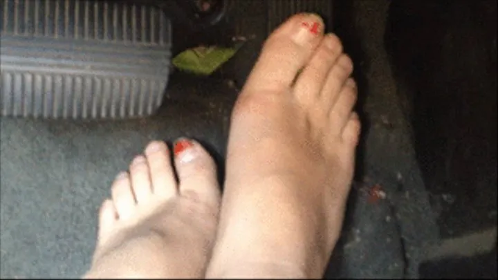 Deanna's bare feet driving