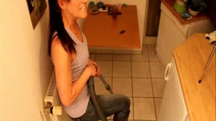 jeans hoovering in nataschas kitchen