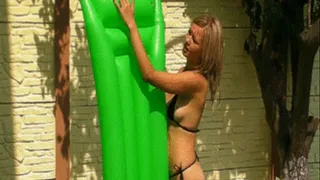 Christina with a inflatable mattress in the pool