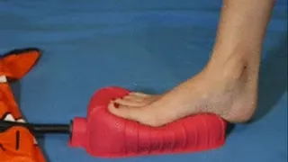 Alina bare feet - Inflating Nemo