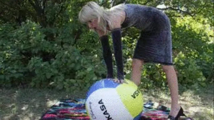 Glamourgirl Alina with beachball