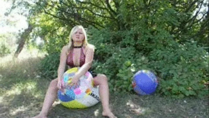 Fetish-Christina plays with beachballs