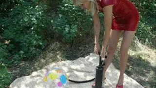 Alina: Inflate and burn beachball in Latexdress outdoors