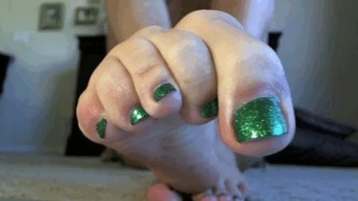 Sparkly Emerald Toenails