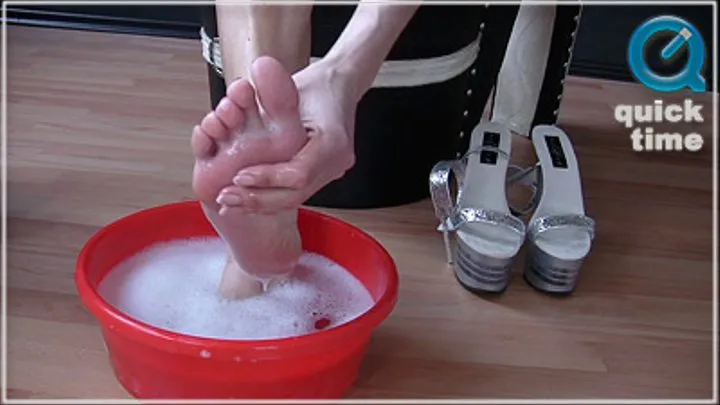 Washing My Gorgeous Feet (quicktime)