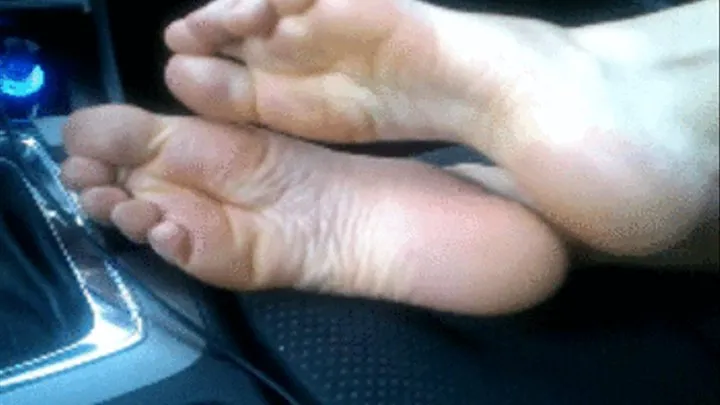 Play in the car with bare feet. B