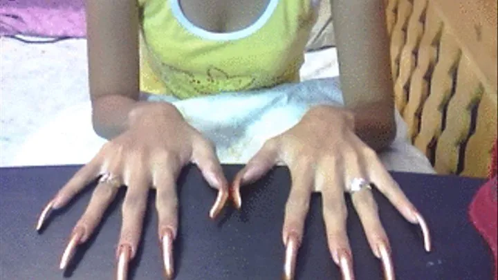 Sexy gold nails in table..