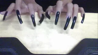 Shiny black nailss tapping