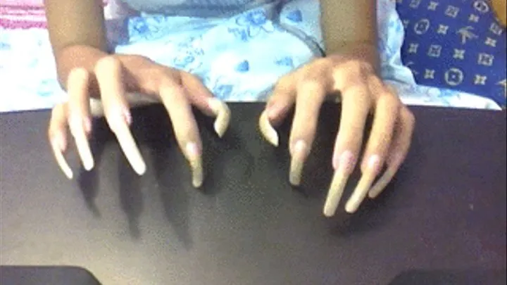 Long nails tapping..