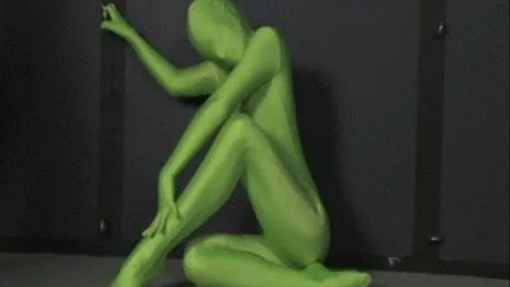 Green Zentai Goddess shows off Flexibility!