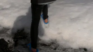 slipers walk on snow,stuck in it somtimes