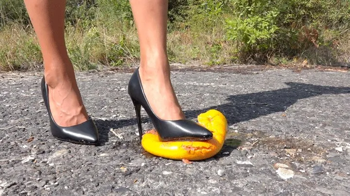 guaei Grapefruit under high heels