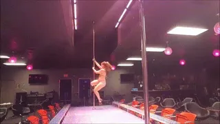 Stripper Masturbates At The End Of The Stage