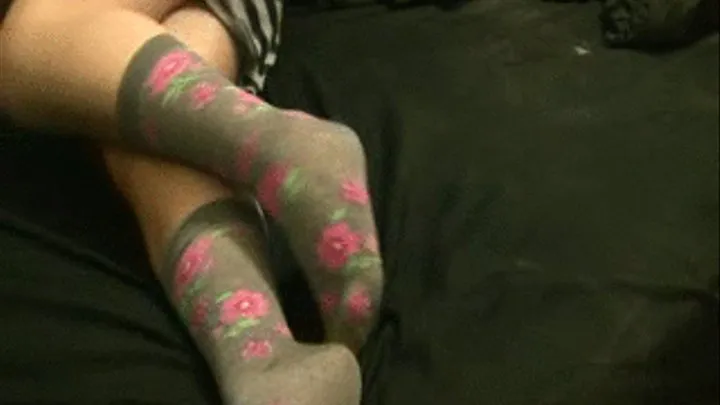 fEET wARMING Rub SOck Fetish in bed Flower Socks