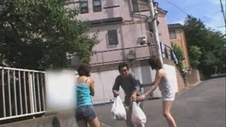 Poor Man About To Take His Groceries Home, Two Ladies Interfere And Beats Him Up In The Streets