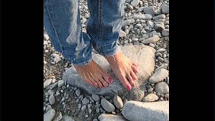 anna walking barefoot on the stones -- Anna cammina a piedi nudi sui sassi