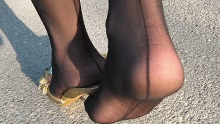 Gilda, feet in pantyhose and sandals - Gilda, piedi in collant e sandali