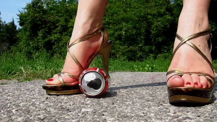 Barbara's Sandals trample and crush a can - Barbara con i suoi sandali schiacchia lattina