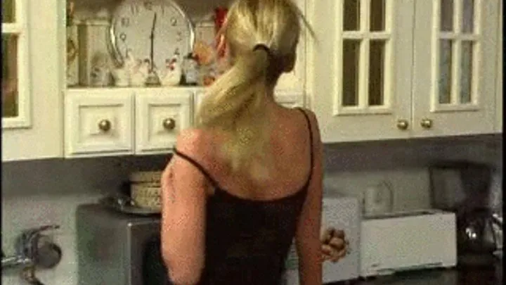 Sexy blond fingers herself in the kitchen (320 X 240) in size - !