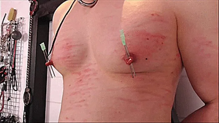 Lady Cloe - Brustnippel mit Strom gefoltert