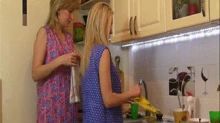 Alina and Christina washing dishes in smocks