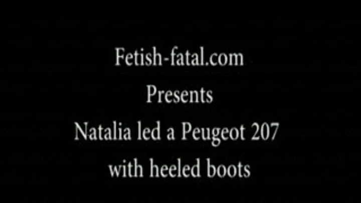 Natalia conduit une 207 Peugeot avec des bottes à talons......Natalia led a Peugeot 207 with heeled boots