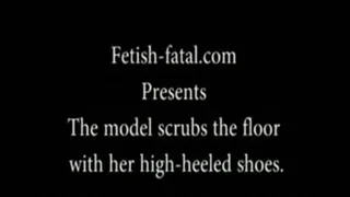 Le modèle lave le sol avec ses chaussures à talons hauts.......The model scrubs the floor with her ​​high-heeled shoes.
