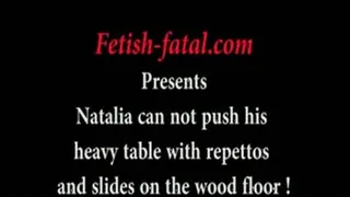 Natalia can not push his heavy table with repettos and slides on the wood floor....Natalia n'arrive pas à pousser sa lourde table avec ses repettos et glisse sur le sol en bois!!!