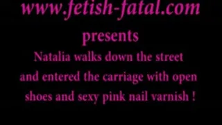 Natalia marche dans la rue et monte en voiture avec des chaussures ouvertes très sexy et des ongles vernis roses!!!......Natalia walks down the street and entered the carriage with open shoes and sexy pink nail varnish!!!!