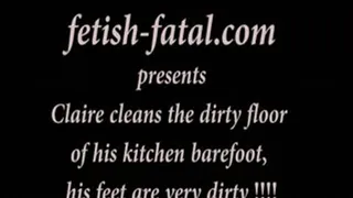 Claire nettoie le sol sale de sa cuisine pieds nus, ses pieds sont très sales !!.....Claire cleans the dirty floor of his kitchen barefoot, his feet are very dirty!