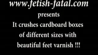 It crushes cardboard boxes of different sizes with beautiful feet varnish!.....Elle écrase des cartons de différentes tailles avec ses beaux pieds vernis!