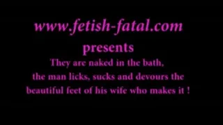 Ils sont nus dans le bain, l'homme lèche, suce et devore les superbes pieds de sa femme qui le caresse.......They are naked in the bath, the man licks, sucks and devours the beautiful feet of his wife who makes it