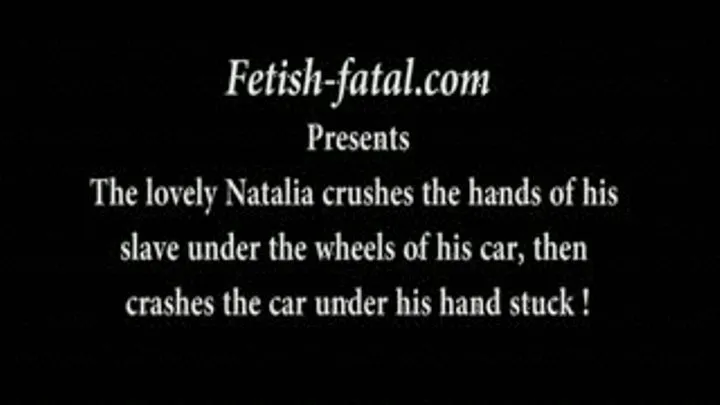 La belle Natalia écrase les mains de step-son esclave sous les roues de sa voiture, puis bloque la voiture sous sa main coincée!....The lovely Natalia crushes the hands of his slave under the wheels of his car, then crashes the car under his hand stuck