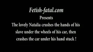 La belle Natalia écrase les mains de step-son esclave sous les roues de sa voiture, puis bloque la voiture sous sa main coincée!....The lovely Natalia crushes the hands of his slave under the wheels of his car, then crashes the car under his hand stuck