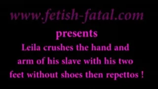 Leila crushes the hand and arm of his slave with his two feet without shoes then repettos!!!.....Leila écrase la main et le bras de step-son esclave avec ses 2 pieds sans chaussure puis en repettos!!!