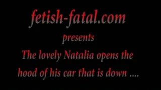 La belle Natalia ouvre le capot de sa voiture qui est en panne........The lovely Natalia opens the hood of his car that is down ....