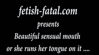 Très belle bouche sensuelle ou elle passe sa langue dessus....Beautiful sensual mouth or she runs her tongue on it ....